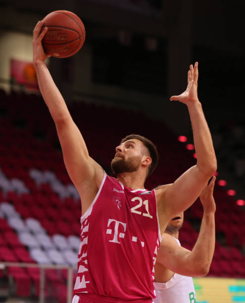 首秀却意外 首秀却意外